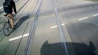 Wyprzedzał tramwaj na rowerze - Kraków ul. Karmelicka