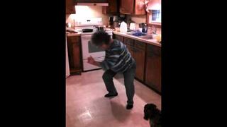 Babcia tańczy w kuchni