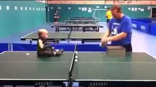 Ojciec z dzieckiem gry w tenisa