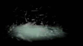 Ładna dziewczyna zimową nocą, sama na drodze w lesie