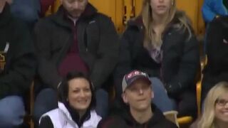 Pocałunek do kamery na meczu i zaskoczenie