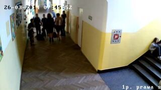 Uczeń pobity w szkole. Zobacz reakcje dorosłych!
