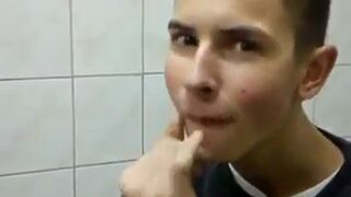 Koleś gra na zębach - DJNelke