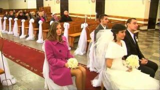 Ksiądz w kościele śpiewa Wielka miłość