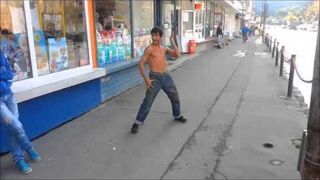 Włóczęga ze poważnymi umiejętnościami karate