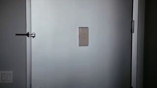 Co robi żona gdy wyjdziesz z domu? -Wódka!