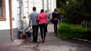 Kobieta ma za długie obcasy