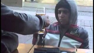 Beka z Cygana przez szybę w kawiarni