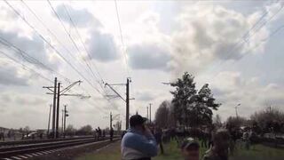 Bardzo niski latający myśliwca MIG 29, trzymaj swoją czapkę