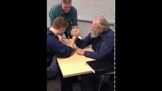 Siłowanie na rękę 70 letni nauczyciel vs 19 letni student