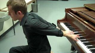 Gra tyłem na pianinie