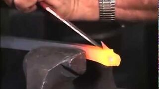 Kowal wykuwa głowę smoka