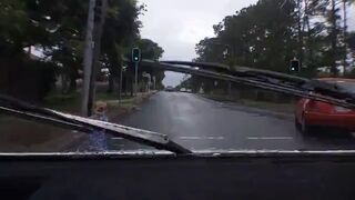 Dziewczynka wbiega wprost pod koła jadącego samochodu!