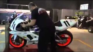 Jak zrobić ogień z wydechu w motorze