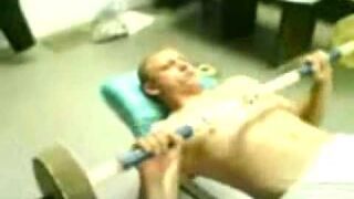 Rosyjski paker zesrał się przy wyciskaniu na klatę