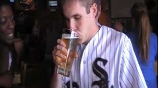 Zakłada się o buziaka z ładnym dziewczynami, że wypije piwo w 2 sekundy