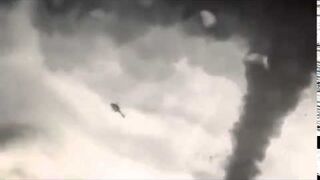 Helikopter wciągnięty przez tornado