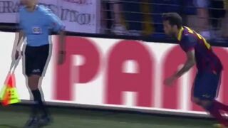 Dani Alves zjadł banana którym rzucił kibic - Villarreal CF vs FC Barcelona