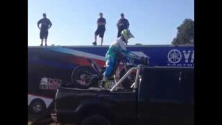 Załadunek motoru na pakę