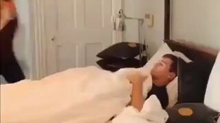 Tak dziewczyna budzi swojego chłopaka - Pobudka!