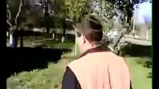 Próba rozbicia butelki głową - Rosja