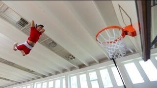 Połączenie koszykówki z trampoliną - (zwolnione tempo)