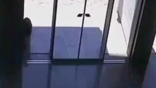 Kobieta i rozsuwane drzwi