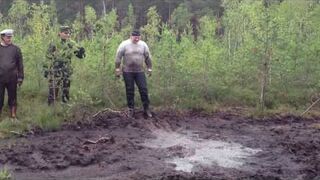 Rosjanie skaczą w błoto