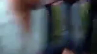 Laseczka próbuje ślizgnąć się na błocie