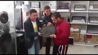 Test głośnika basowego w sklepie