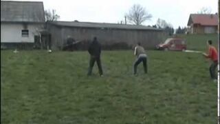 Dosłownie strzelają do bramkarza!