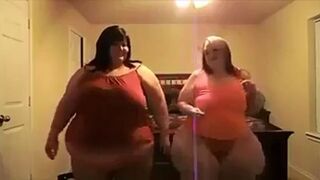 Dwie ślicznotki kręcą tyłeczkami