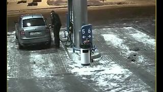 Po zatankowaniu podświetlił sobie wlew do baku zapalniczką