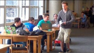 Piszczące buty w bibliotece