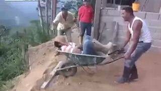 Zrzucili śpiącego kolegę z urwiska w pracy