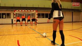 Gracze Antwerpia dają klapsy piłką Pani na bramce