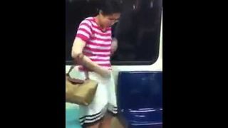Dziwne zachowanie kobiety w metrze
