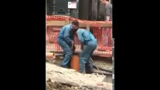 Rumuński hydraulik sprawdza rurę