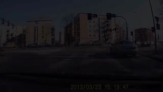 Zobacz jak Policjanci na drogach łamią prawo