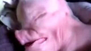 Nowo narodzony prosiak wygląda jak człowiek!