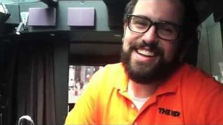 Facet udaje idealnie głos kobiety