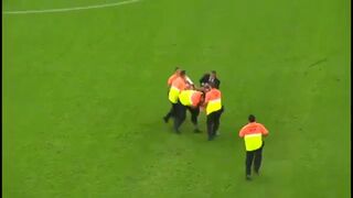 Szalony kibic wbiegł na boisko podczas finału Mundialu 2014
