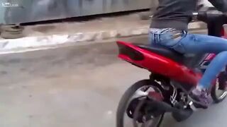 Dziewczyna wsiada pierwszy raz na motor