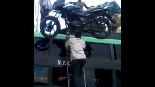 Indyjski Superman - motocykl na głowie