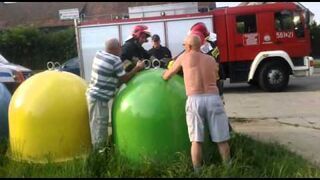 Mężczyzna z głową w śmietniku - Świdnica