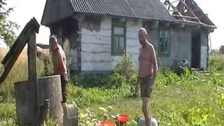 Żule łowią ryby w stawie