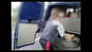 Zobacz, jak wiózł pracowników do pracy