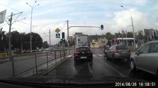 Świetne zachowanie motocyklisty na pasach