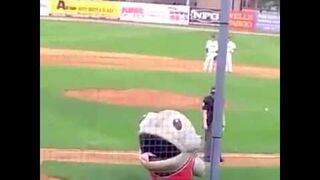 Rybka maskotka zjada piłkarz