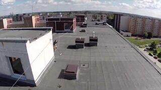 Wykorzystanie drona do podglądania opalającej się dziewczyny